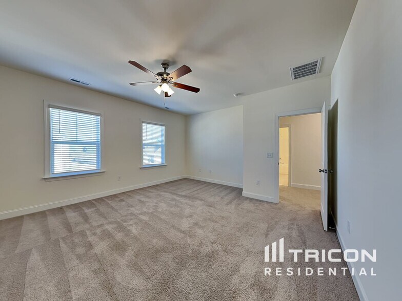 Building Photo - 402 Porterfield Dr