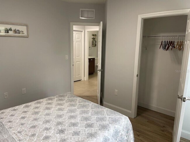 Building Photo - 690 Hadley Pl E