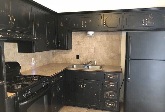 Building Photo - Spacious 4-bedroom, 1-bath home