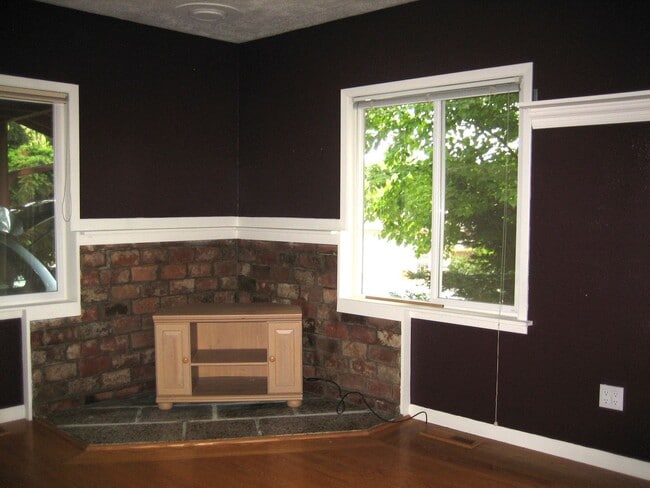 Building Photo - Charming 3 Bedroom, 2 Bathroom House near Fairhaven!! Check out our virtual Tour!