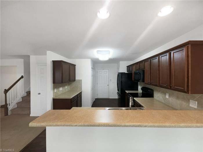 Building Photo - 2102 Longburn Dr