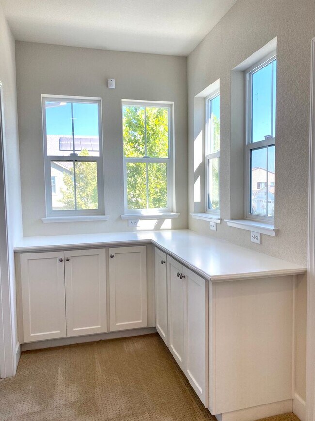 Building Photo - Stunning five bedroom in The Cannery