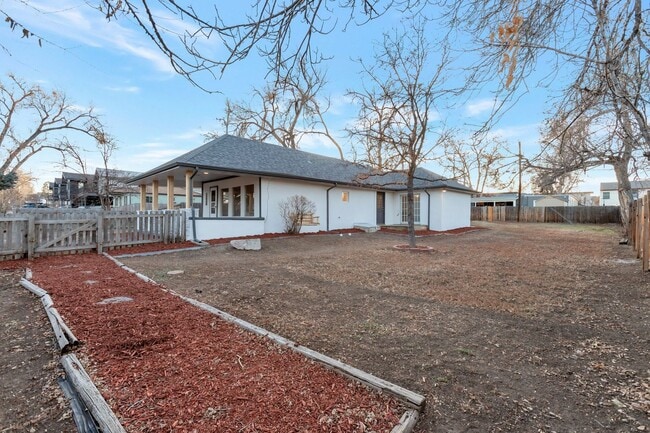 Building Photo - Beautiful 3 Bed 1 Bath Home in Edgewater!