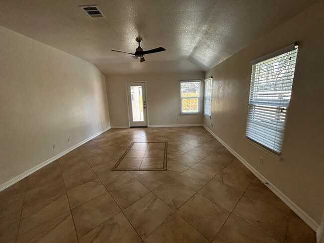 Building Photo - Move-In Ready 3BR/2BA in Round Rock - Enjo...