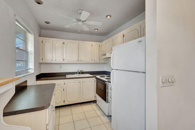 Building Photo - 332 Sheffield N