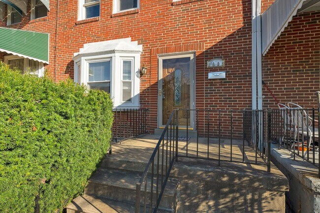 Building Photo - Charming 4-bedroom, 2-bath