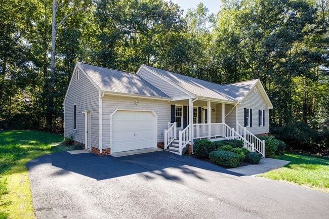 Building Photo - 3 Bedroom/2 Bath Rancher in the North Ches...