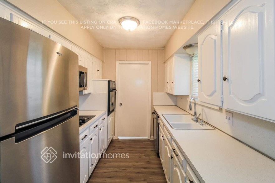 Building Photo - 805 Poinsettia Dr