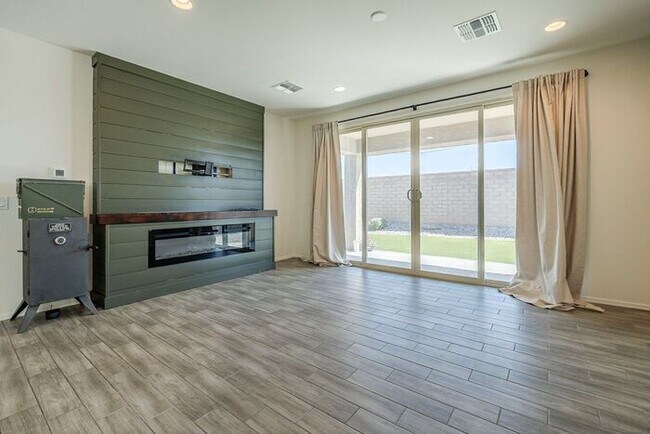 Building Photo - Bright & Stylish 3BR Home in La Estancia |...