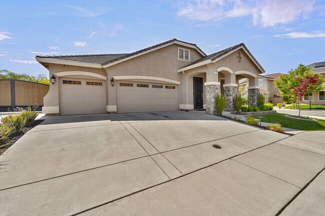 Building Photo - Beautiful Lincoln Home with Solar, 3-Car Garage & Trailer Parking!