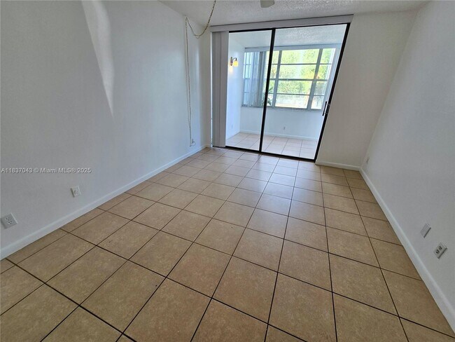 Building Photo - 2731 Taft St