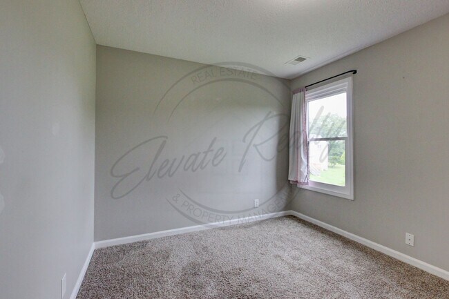 Building Photo - Three Bedroom On One Acre Lot in Clarksvil...