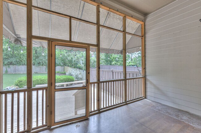 Building Photo - Stunning Executive Townhome in the Heart o...