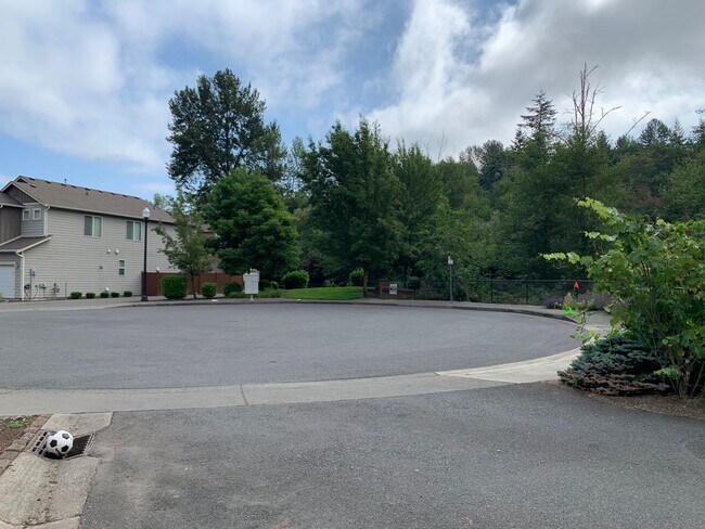 Building Photo - Remodeled Maple Woods Beauty