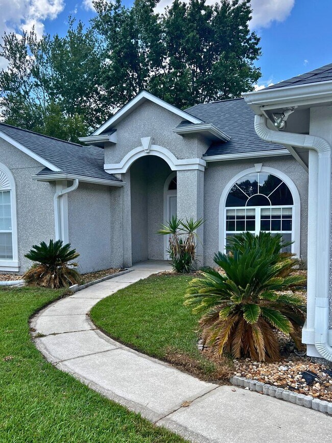 Building Photo - Charming 4/2 with fenced in yard