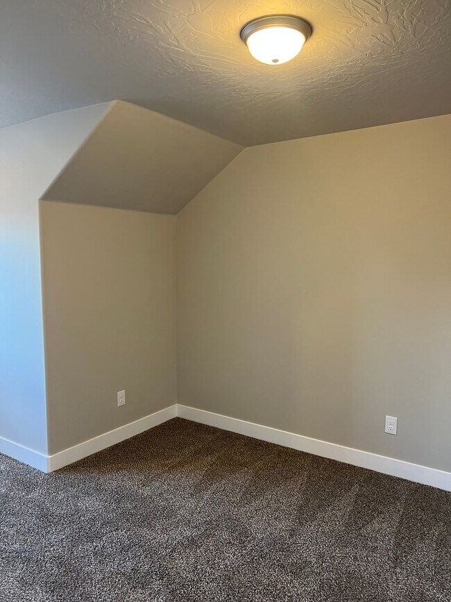 Building Photo - Brand new 3 bedroom 2.5 bathroom townhome