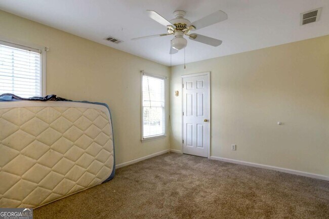 Building Photo - 4000 Hogans Mill Ln