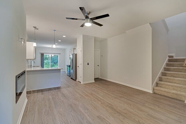 Building Photo - Conveniently located 3 bedroom, 2.5 bathroom townhome in The Commons subdivision