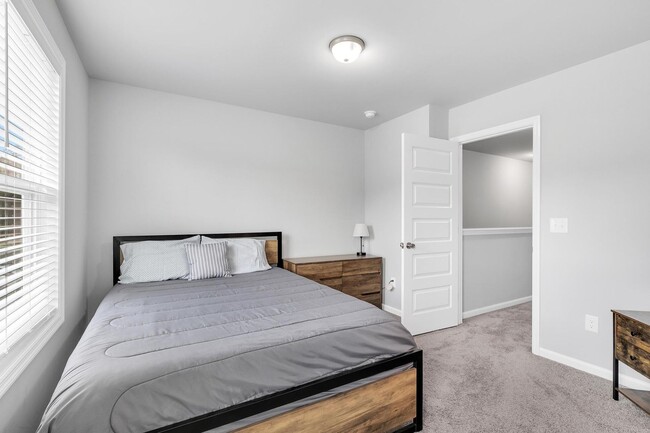 Building Photo - **MOVE IN SPECIAL $500 OFF FIRST MONTHS RE...