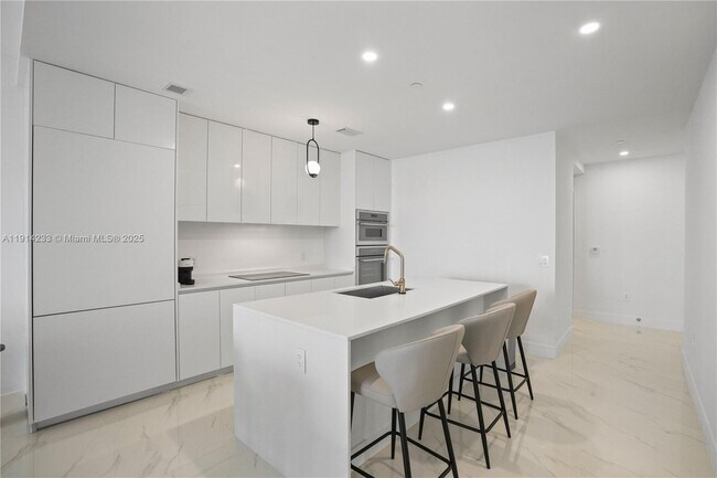 Building Photo - 700 NE 24th St