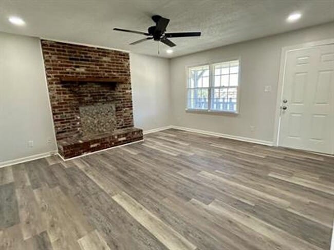 Building Photo - Charming and Affordable Downstairs Duplex ...