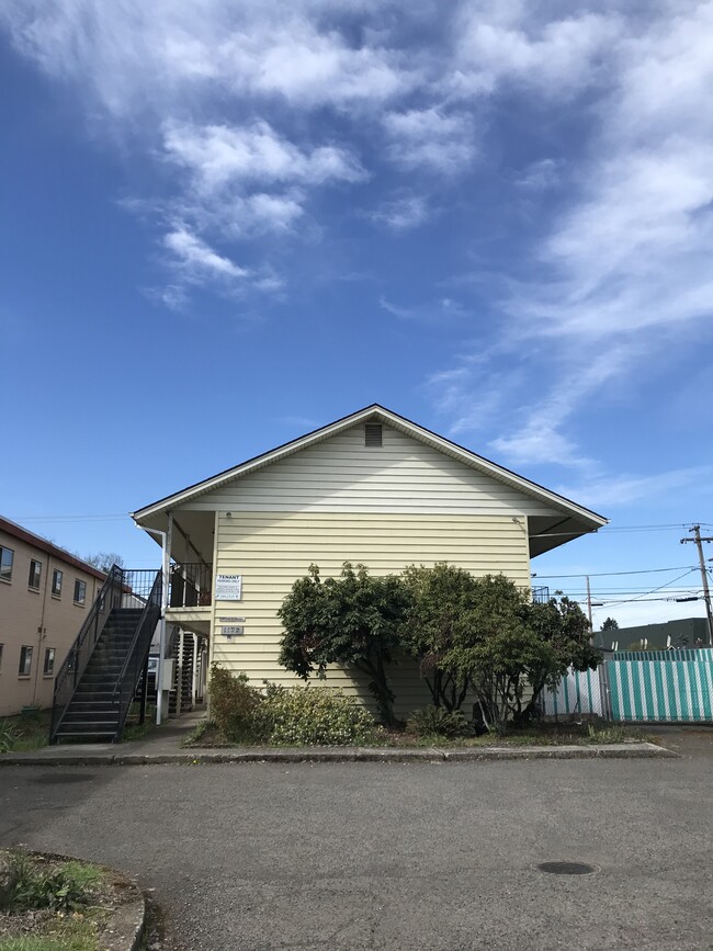 Building Photo - 1172 Chambers St