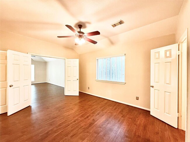 Building Photo - 626 Clarenda Falls Dr