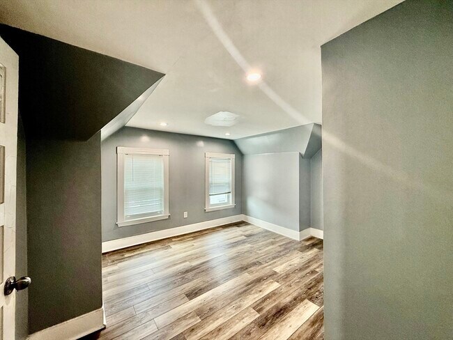 Building Photo - 10 Clark St