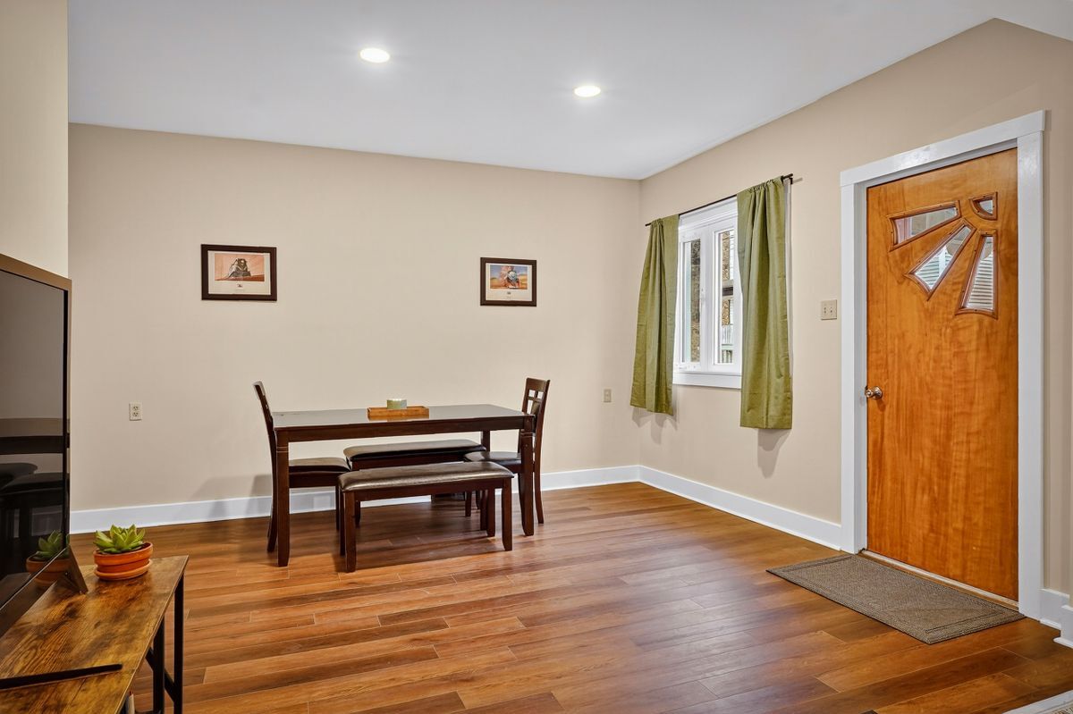 Building Photo - 3225 Mary St