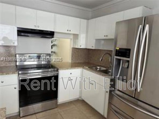 Building Photo - 2223 Park Ln