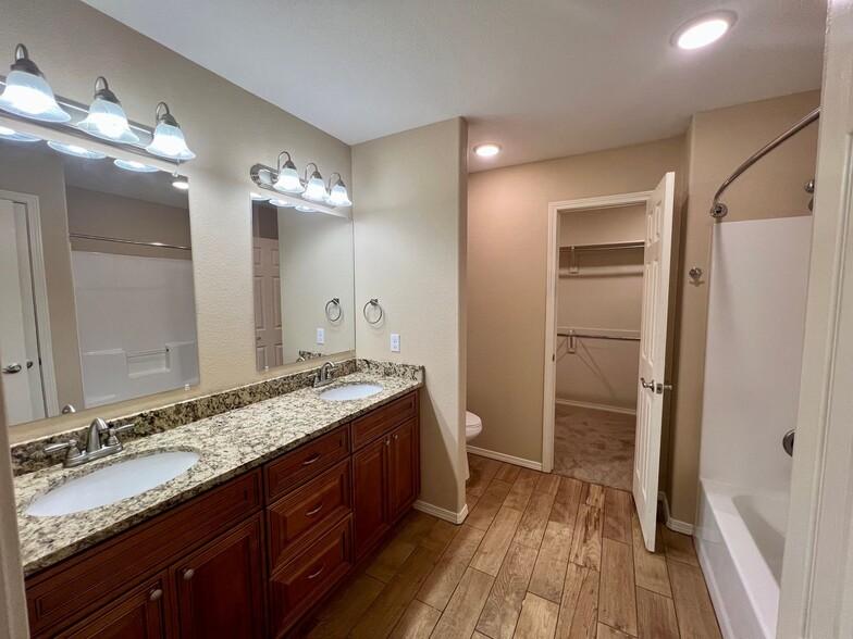 Building Photo - 601 Ridge Point Dr