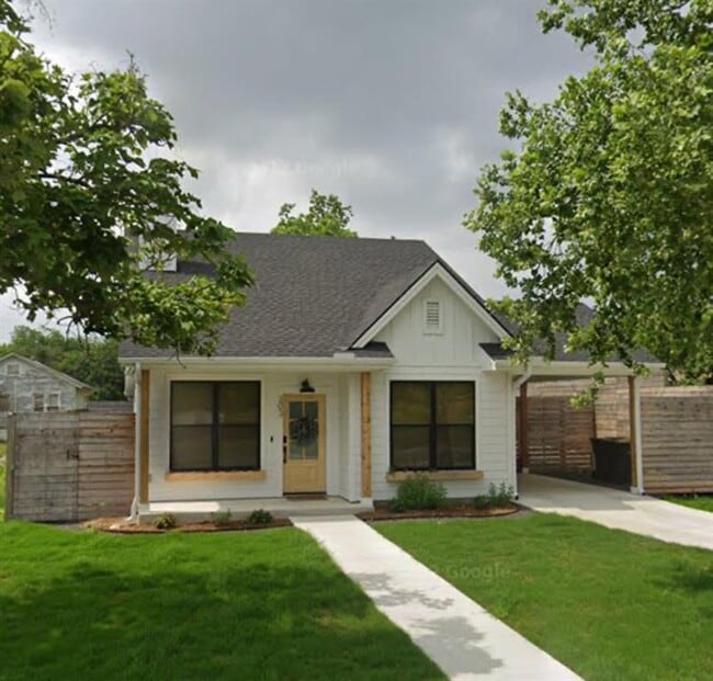 Building Photo - 303 Austin St