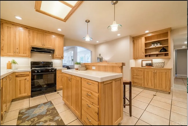 Building Photo - Great Home Close to All