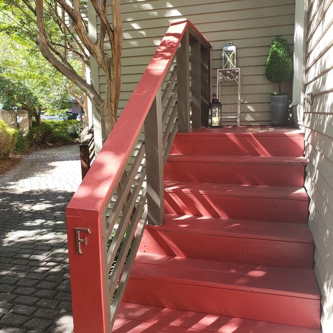 Building Photo - 415 W 7th St