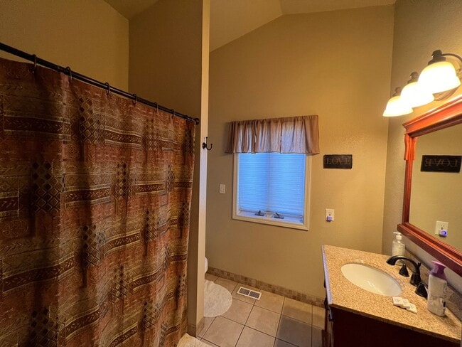 Building Photo - Move In Ready Gorgeous Home In The Country Club