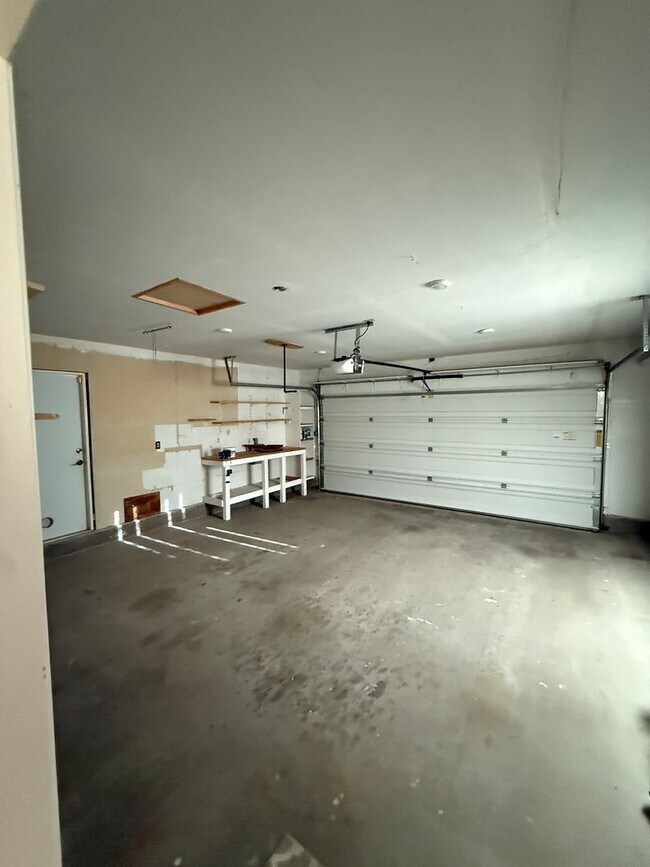 Building Photo - Charming 2-bedroom, 2-bathroom home locate...