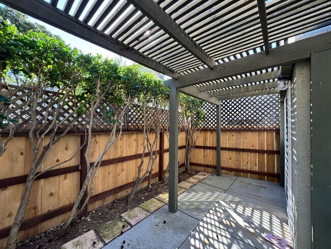 Building Photo - Charming 2 bedroom 2 bath in Tierrasanta!