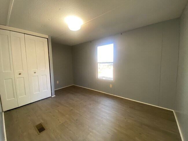 Building Photo - 2 Bedroom 1 Bath Mobile Home in Greenevill...