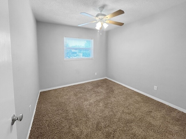 Building Photo - 3 Bed 2 Bath Home for Rent in Ideal Northeast St. Pete Neighborhood