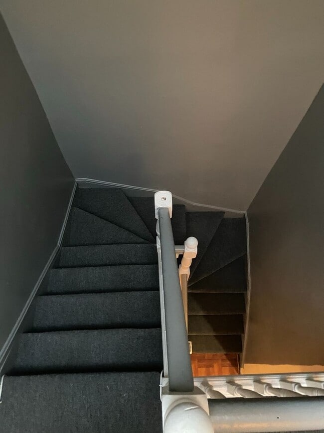 Building Photo - Spacious Rooms! W/D! Available Now!