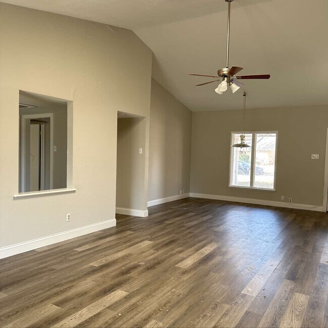 Building Photo - 422 Woodmere Dr