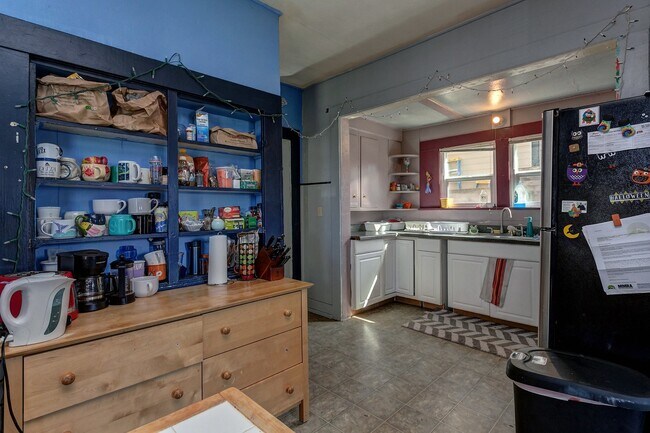 Building Photo - 614 Potter St