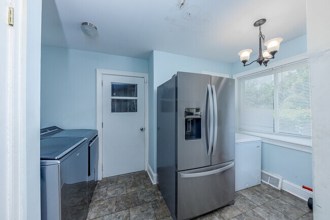 Building Photo - 913 Bern St