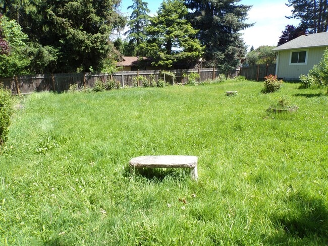 Building Photo - 11865 SW Ebberts Ct