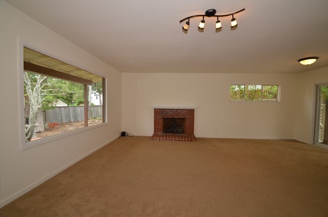 Building Photo - Incredible Tam Valley Home Available July 1st