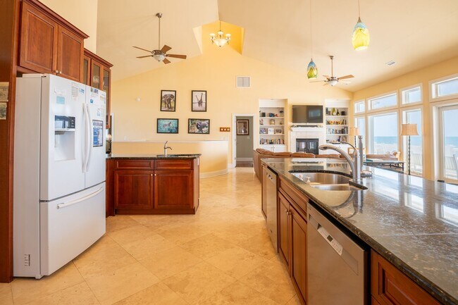 Building Photo - RENT MONTHLY THIS AMAZING HOME THIS OFF-SEASON