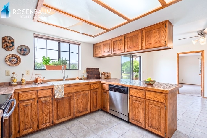 Building Photo - 1081 Canary Dr