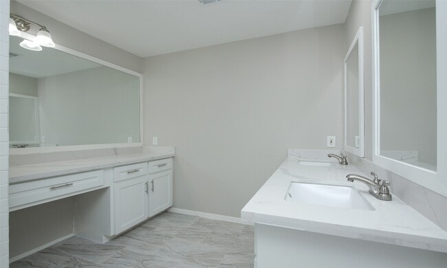 Building Photo - 833 Lakeview Dr