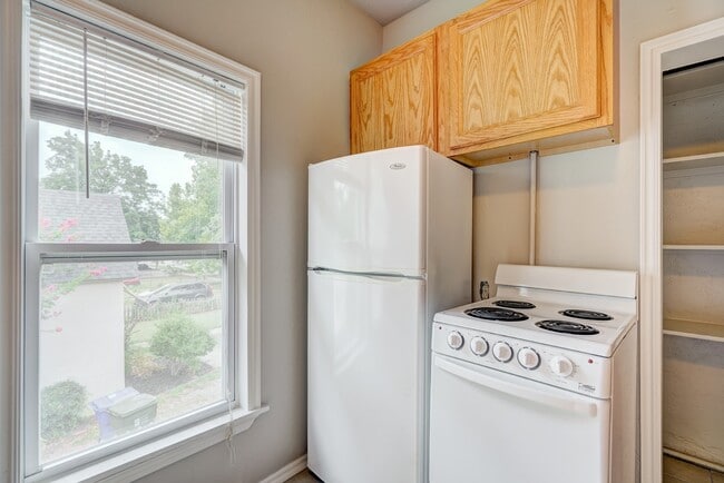 Building Photo - Cozy Efficiency Apartment Minutes from OU Campus