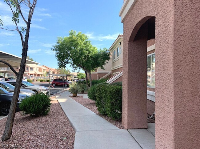 Building Photo - 352 Pine Haven St